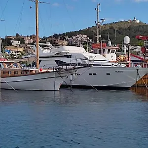 Botel Boat&breakfast Lucretia, Luxury Yacht, Àrbatax